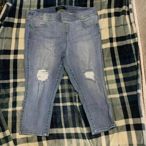 NWOT Women’s Torrid Lean Jean Crop